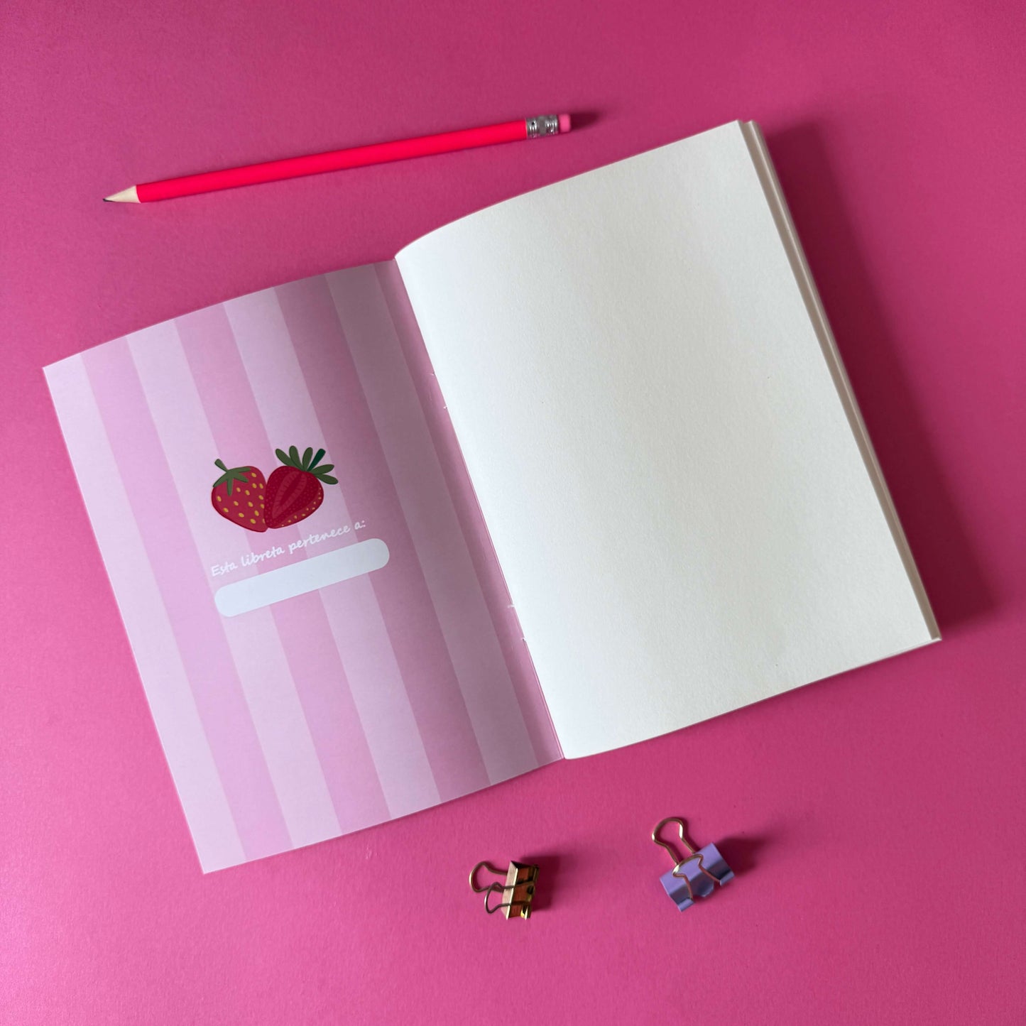 Libreta Frutalia Frutillas abierta en rosa, con ilustración de fresas y páginas en blanco listos para crear.
