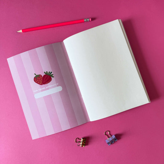 Libreta Frutalia Frutillas abierta en rosa, con ilustración de fresas y páginas en blanco listos para crear.