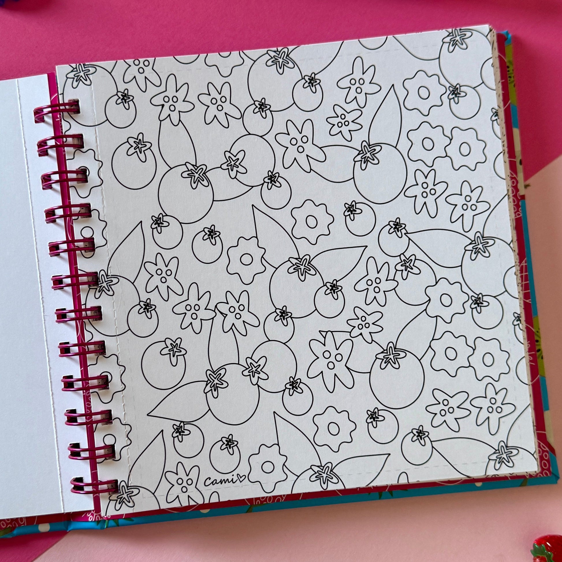 Libro para colorear FRUTALIA muestra una página de ilustraciones frutales en blanco y negro para colorear.