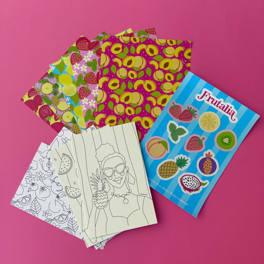 Mini kit creativo Frutalia con postales para colorear, papeles decorativos y stickers ilustrados.