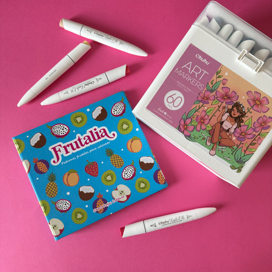 Pack libro Frutalia + set Kaala B 60 colores + envío GRATIS sobre fondo rosa con marcadores.