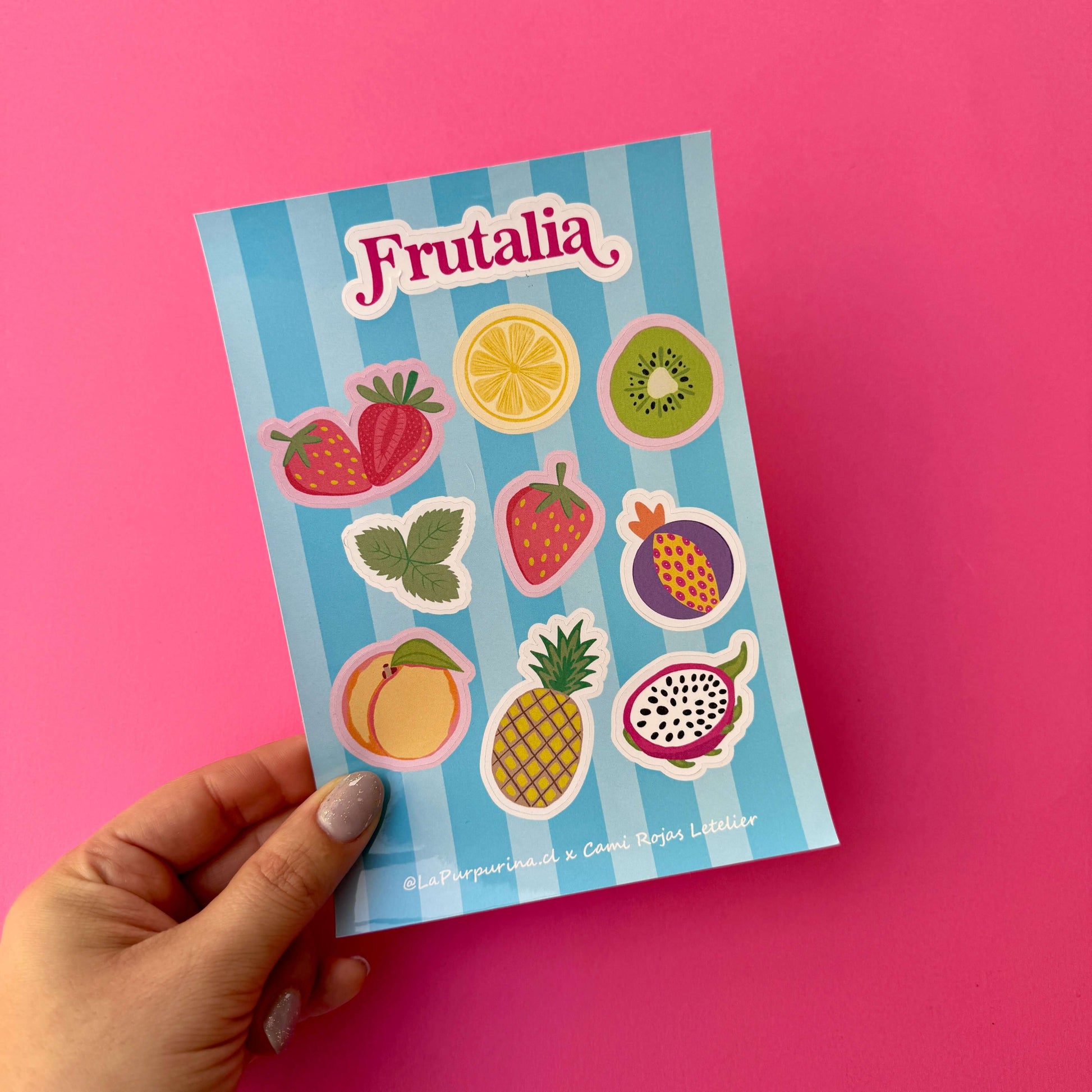 Mini kit creativo Frutalia - hojas de stickers ilustrados con frutas coloridas sobre fondo azul.